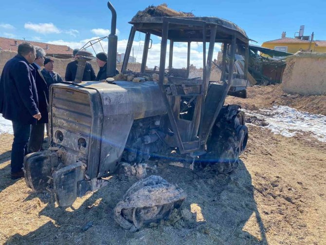 Çıkan yangında otomobil, traktör ve 4 motosiklet kullanılamaz hale geldi