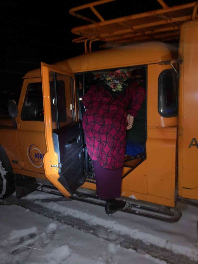 Diyarbakır’da karda mahsur kalan 5 kişiyi AFAD kurtardı
