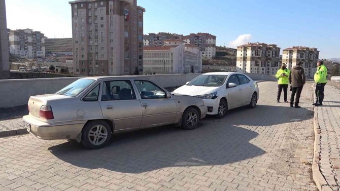 İki otomobil kafa kafaya çarpıştı: 2’si çocuk 4 yaralı