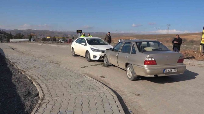 İki otomobil kafa kafaya çarpıştı: 2’si çocuk 4 yaralı