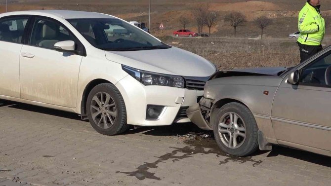 İki otomobil kafa kafaya çarpıştı: 2’si çocuk 4 yaralı