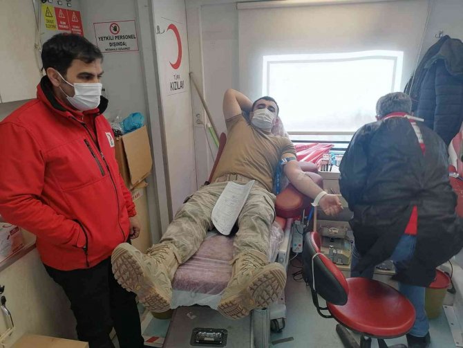 Jandarma personellerinden Kızılay’a kan bağışı