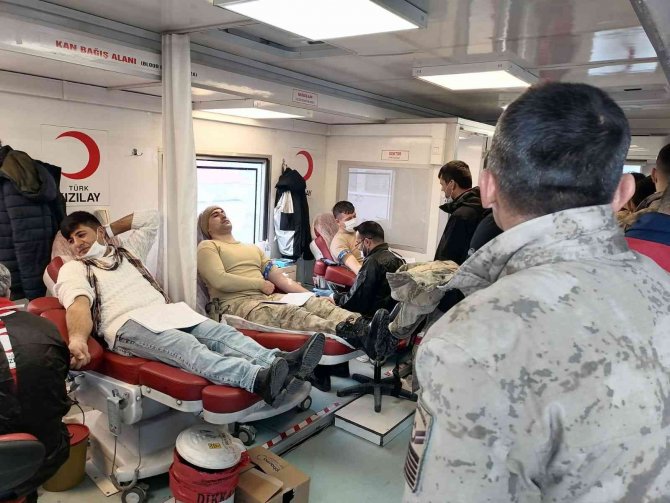 Jandarma personellerinden Kızılay’a kan bağışı