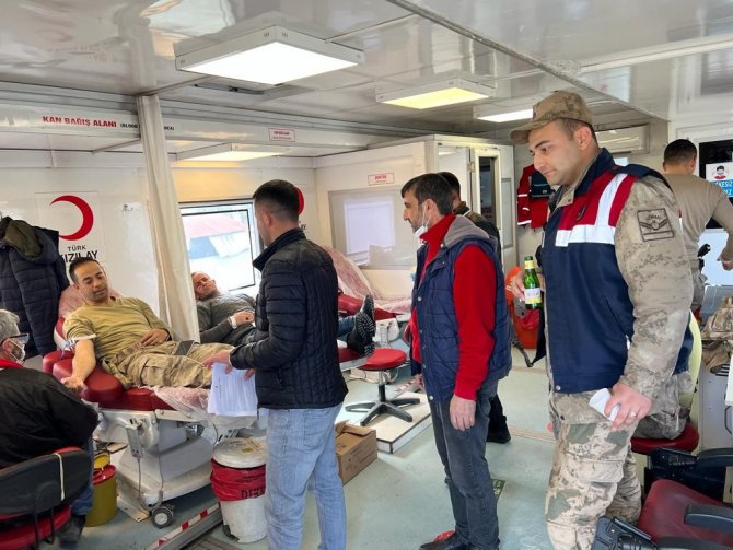 Jandarma personellerinden Kızılay’a kan bağışı