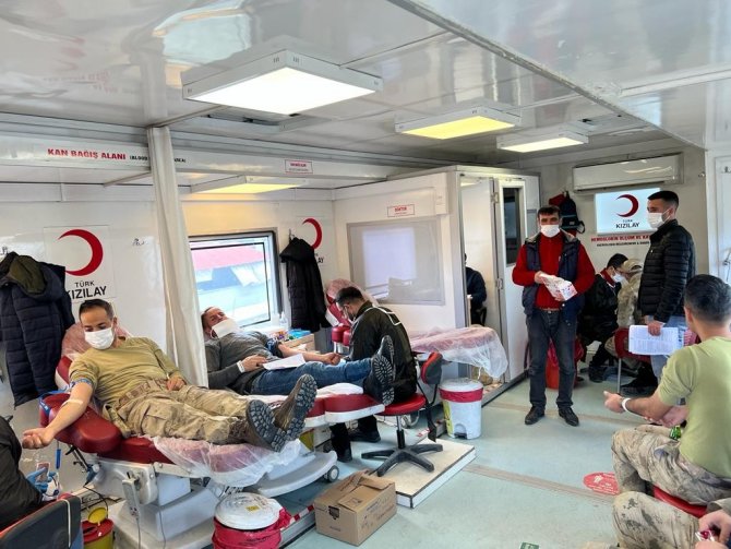 Jandarma personellerinden Kızılay’a kan bağışı