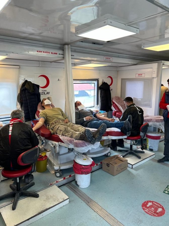 Jandarma personellerinden Kızılay’a kan bağışı