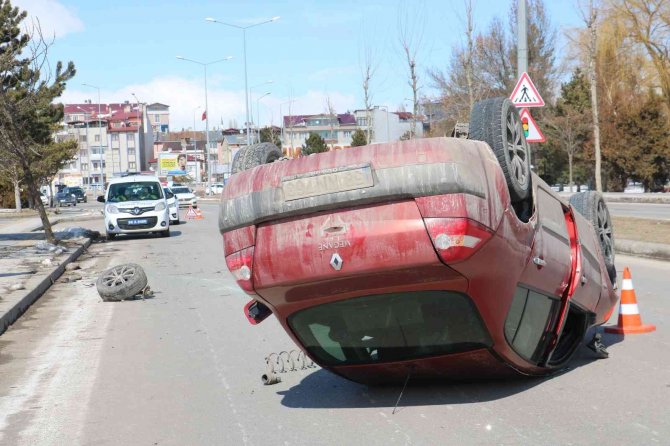 Kaldırıma çarpıp takla attı,2 kişi yaralandı