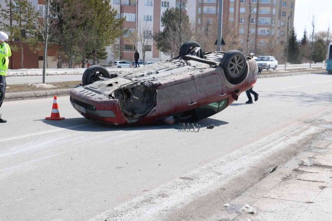 Kaldırıma çarpıp takla attı,2 kişi yaralandı