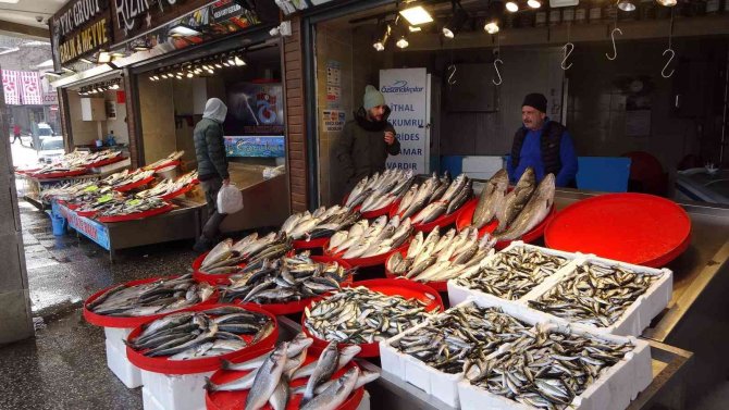 Kar ve soğuk hava balık tezgâhlarını olumsuz etkiledi