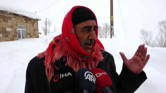 Köyü kar yuttu: Vatandaşlar tünel açarak evlerine gidiyor