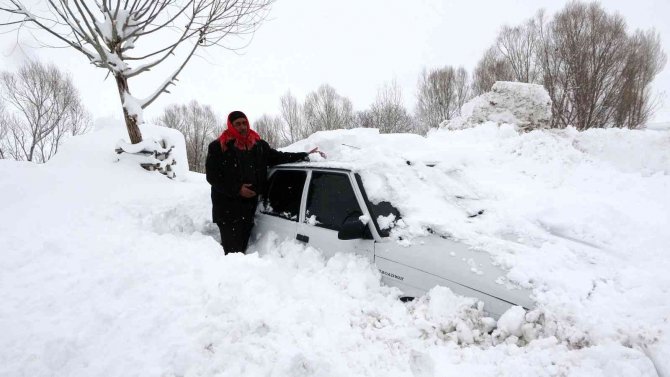 Köyü kar yuttu: Vatandaşlar tünel açarak evlerine gidiyor