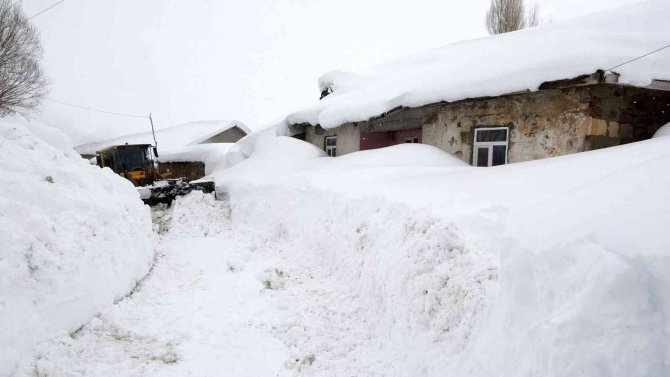 Köyü kar yuttu: Vatandaşlar tünel açarak evlerine gidiyor