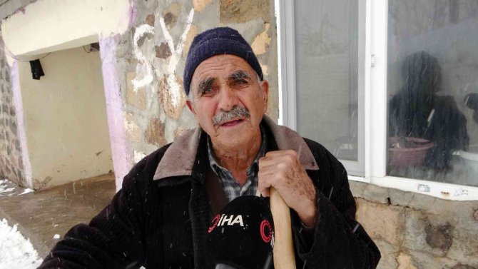 Köyü kar yuttu: Vatandaşlar tünel açarak evlerine gidiyor