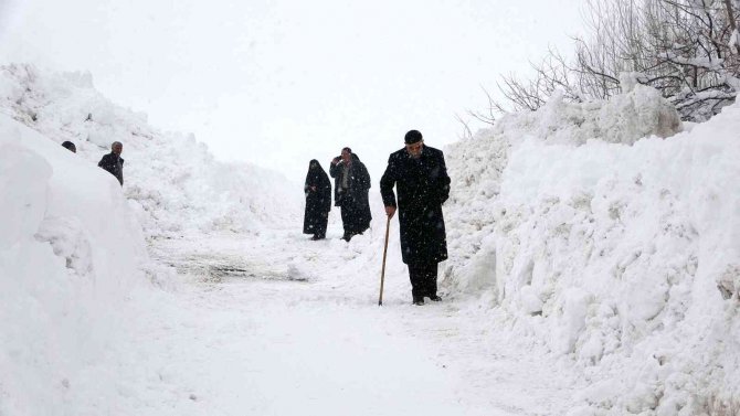 Köyü kar yuttu: Vatandaşlar tünel açarak evlerine gidiyor