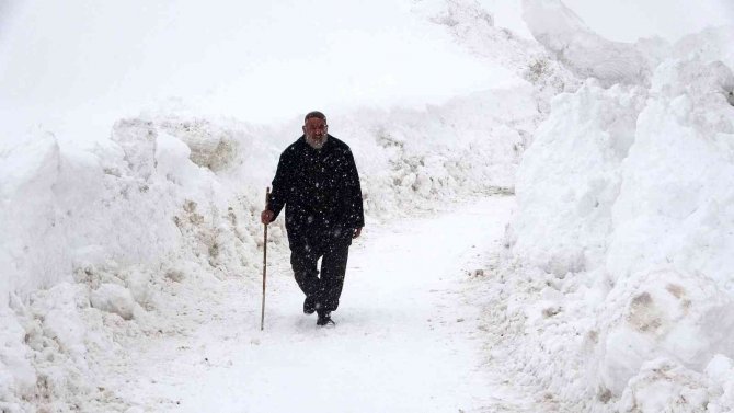 Köyü kar yuttu: Vatandaşlar tünel açarak evlerine gidiyor