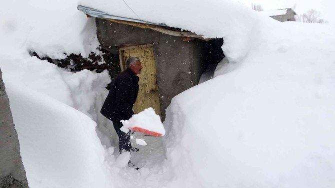 Köyü kar yuttu: Vatandaşlar tünel açarak evlerine gidiyor