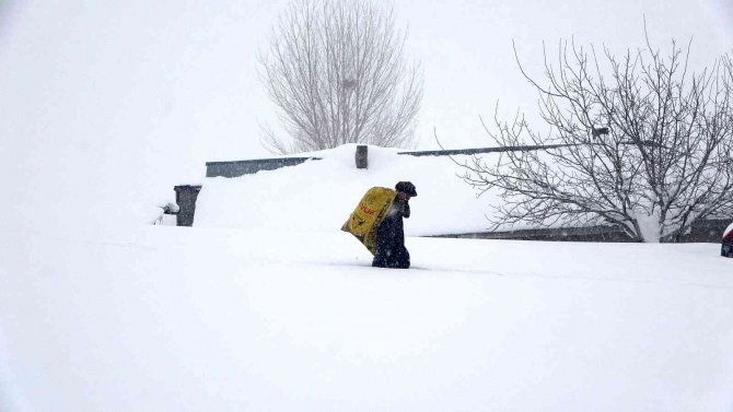 Köyü kar yuttu: Vatandaşlar tünel açarak evlerine gidiyor