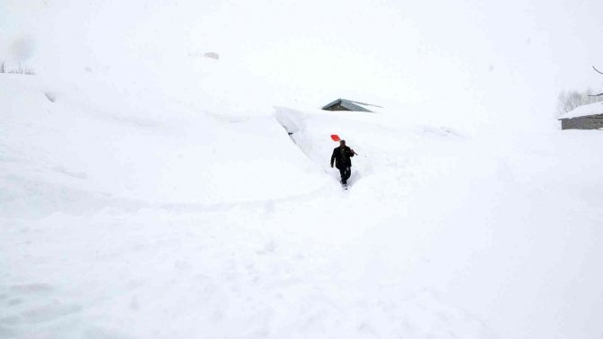 Köyü kar yuttu: Vatandaşlar tünel açarak evlerine gidiyor