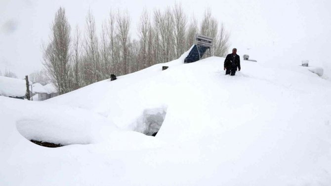 Köyü kar yuttu: Vatandaşlar tünel açarak evlerine gidiyor