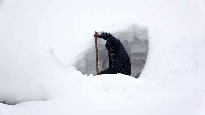 Köyü kar yuttu: Vatandaşlar tünel açarak evlerine gidiyor