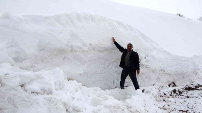 Köyü kar yuttu: Vatandaşlar tünel açarak evlerine gidiyor