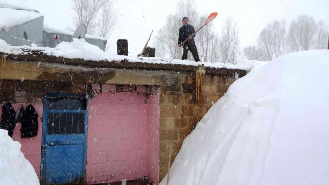 Köyü kar yuttu: Vatandaşlar tünel açarak evlerine gidiyor
