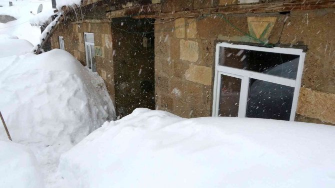 Köyü kar yuttu: Vatandaşlar tünel açarak evlerine gidiyor