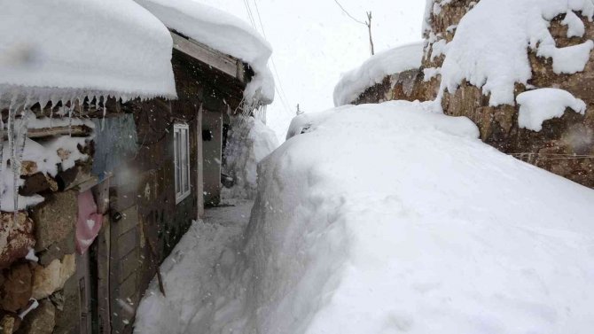 Köyü kar yuttu: Vatandaşlar tünel açarak evlerine gidiyor