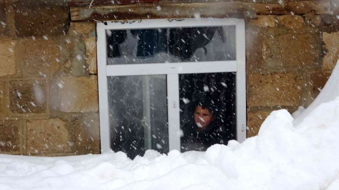 Köyü kar yuttu: Vatandaşlar tünel açarak evlerine gidiyor