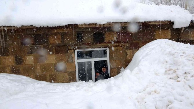 Köyü kar yuttu: Vatandaşlar tünel açarak evlerine gidiyor