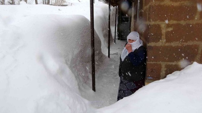 Köyü kar yuttu: Vatandaşlar tünel açarak evlerine gidiyor