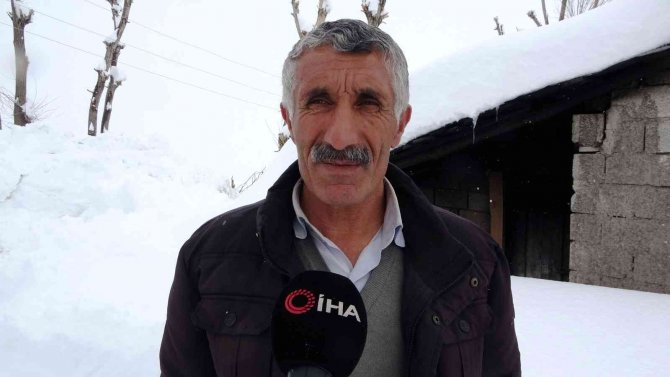 Köyü kar yuttu: Vatandaşlar tünel açarak evlerine gidiyor