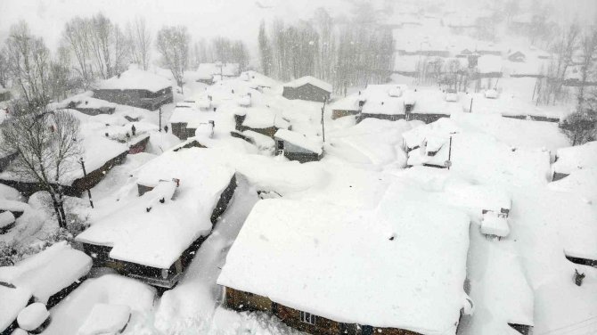 Köyü kar yuttu: Vatandaşlar tünel açarak evlerine gidiyor