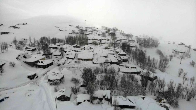 Köyü kar yuttu: Vatandaşlar tünel açarak evlerine gidiyor