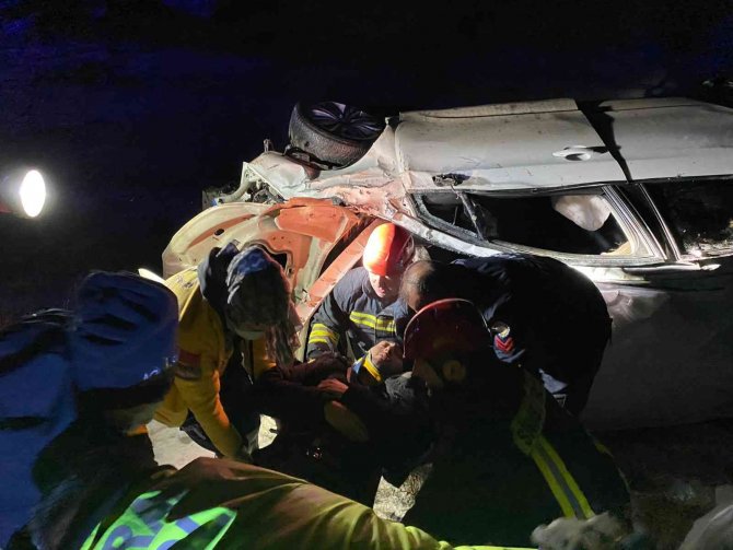 Otomobil devrildi, sürücüyü itfaiye kurtardı