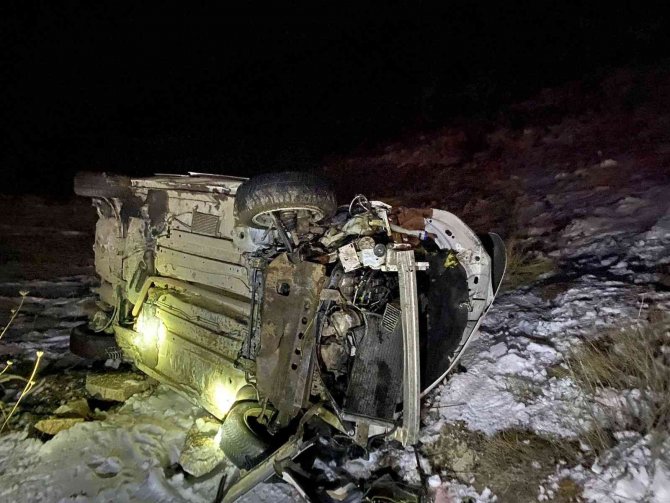 Otomobil devrildi, sürücüyü itfaiye kurtardı