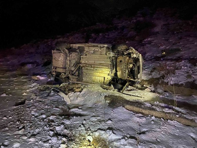 Otomobil devrildi, sürücüyü itfaiye kurtardı