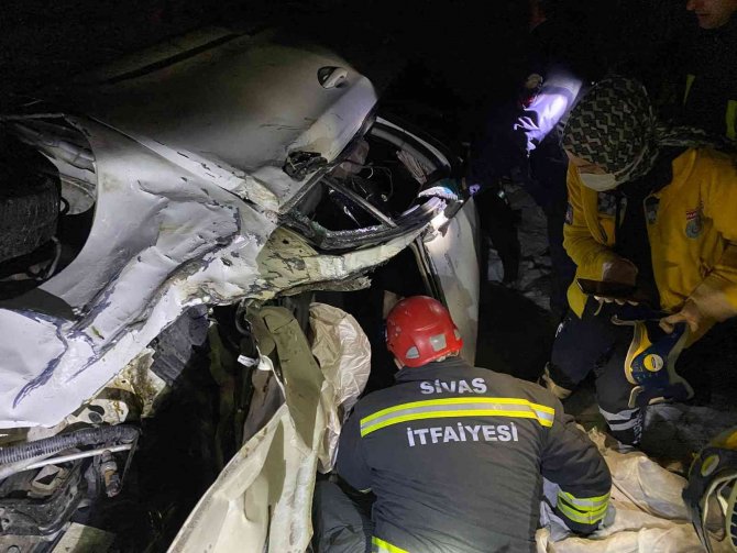 Otomobil devrildi, sürücüyü itfaiye kurtardı