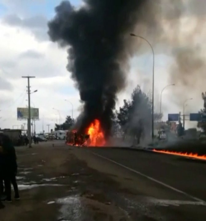 Şanlıurfa’da kaza yapan tır alev topuna döndü, yaralılar son anda kurtarıldı