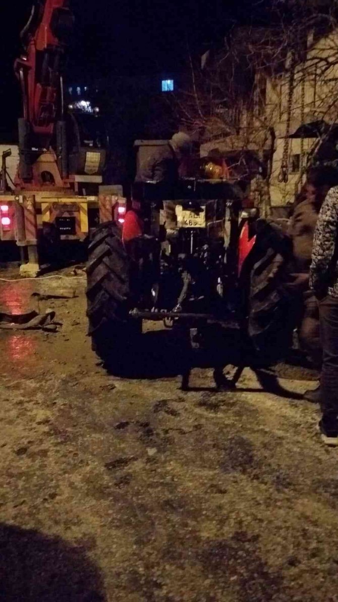 12 metre derinliğinde kuyuya traktörü ile düştü, yüzerek çıktı