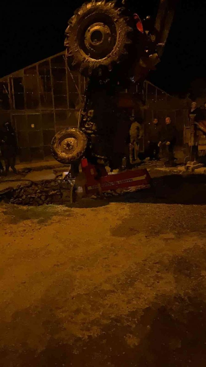 12 metre derinliğinde kuyuya traktörü ile düştü, yüzerek çıktı