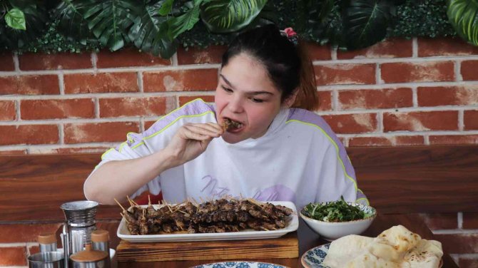 37 dakikada 255 adet çöp şiş yedi