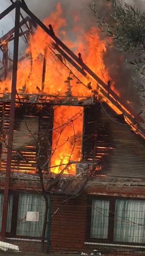 Ahşap ev alevlere teslim oldu