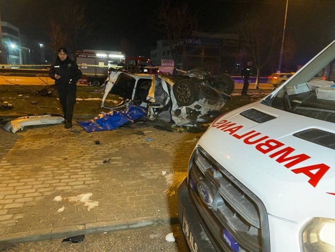 Bursa’da otomobil taklalar atarak 50 metre sürüklendi: 2 ölü