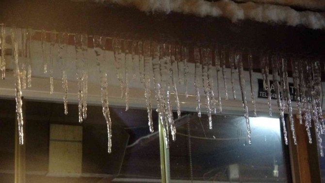 Buz sarkıtları tehlike saçıyor