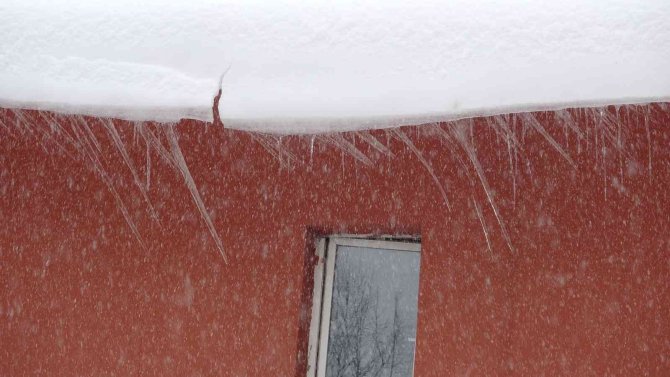 Buz sarkıtları tehlike saçıyor