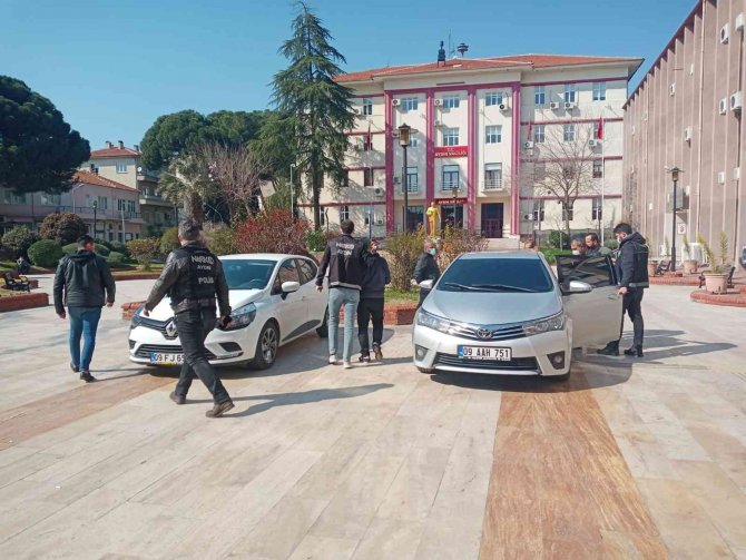 Eş zamanlı operasyonda 2 kilo uyuşturucu yakalandı