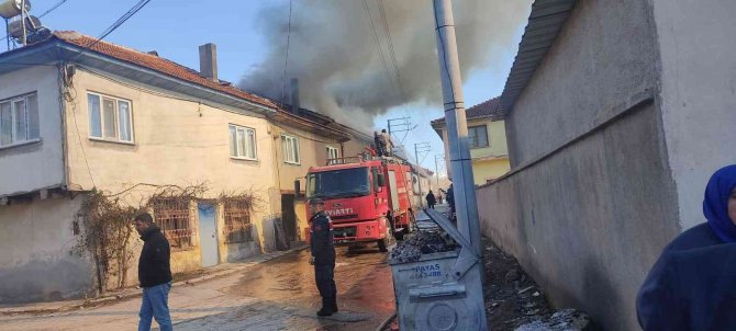 Köy evinde yangın çıktı