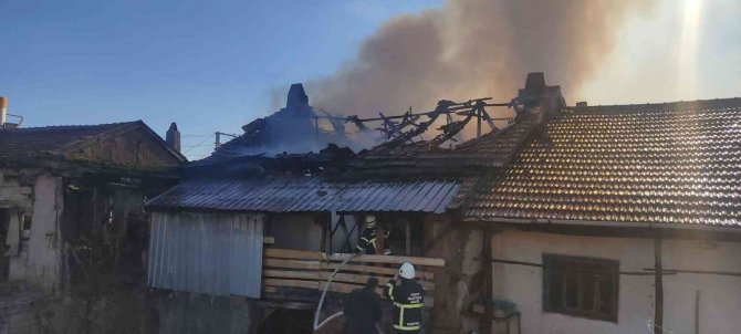 Köy evinde yangın çıktı