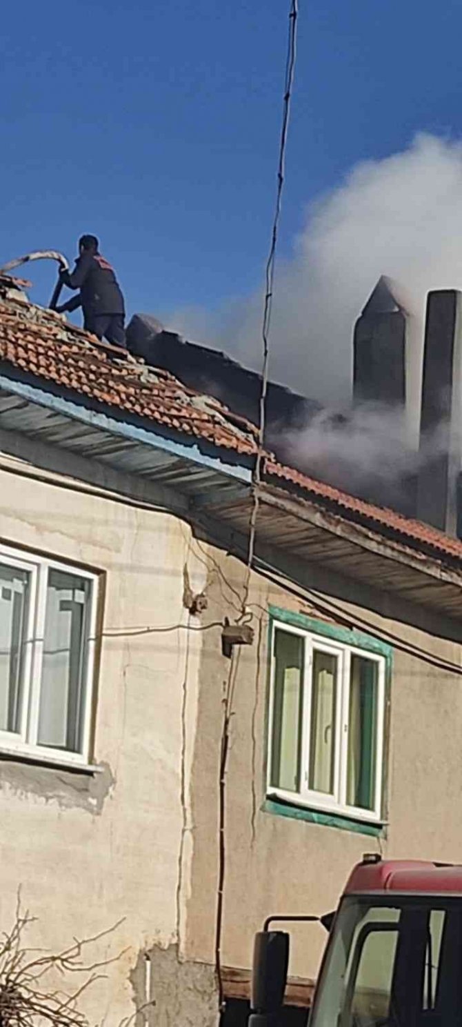 Köy evinde yangın çıktı